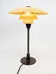 PH 3-1/2 2-1/2  patented. Bordlampe med bruneret metal stel og gul mat opal 
skærme med gennemgående afbryder fra år 1933. 
5000m2 udstilling.
