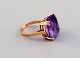 Scandinavian jeweler. Art deco ring in 18 carat gold adorned with amethyst. 
1930s / 40s.
