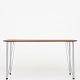 Roxy Klassik præsenterer: Arne Jacobsen / Fritz HansenSpisebord/arbejdsbord med plade i teak og ben af ...