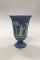 Wedgewood Blå vase på fod med dekoreret med offerkar og Amor