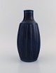 Wilhelm Kåge (1889-1960) for Gustavsberg. Vase i glaseret stentøj. Smuk glasur i 
mørkeblå nuancer. Midt 1900-tallet.

