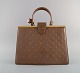 Louis Vuitton. Light chocolate håndtaske med monogrammer. Ca. 2000.
