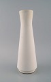 Europæisk studiokeramiker. Unika vase i hvidglaseret keramik. Stilrent design. 
1980