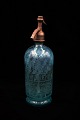 K&Co. præsenterer: Dekorativ gammel fransk glas sifon i turkis blå farve fra gammel café med graveret skrift på ...