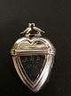 Hjerteformet  hovedvandsæg af sølv dateret 1789