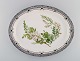 Large Royal Copenhagen Flora Danica serving dish in hand-painted porcelain. 
Dated 1948.
