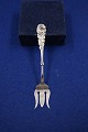 Antikkram præsenterer: Tang sølvbestik, sildegaffel i helsølv 13cm fra år 1917, formet som en trefork