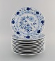 L'Art præsenterer: Tolv antikke Meissen Løgmønstret middagstallerkener i håndmalet porcelæn. Tidligt 1900-tallet.