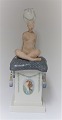 Lundin Antique 
præsenterer: 
Royal 
Copenhagen. 
Porcelænsfigur. 
Design : 
Gerhard 
Henning. 
Ane-Mari. Model 
1010. ...