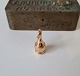 Pendant in the form of a wine bottle in 18 kt gold