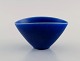 L'Art præsenterer: Per Linnemann-Schmidt (1912-1999) for Palshus. Skål i glaseret keramik. Smuk glasur i blå ...