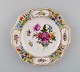L'Art præsenterer: Dresden, Tyskland. Antik tallerken i gennembrudt porcelæn med håndmalede blomster og ...