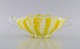 L'Art præsenterer: Murano skål med hanke i mundblæst kunstglas. Bølget og ternet design i gule og hvide ...