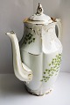 Porcelain 
coffee pot from 
B&G in Art 
Nouveau style 
c. 1900