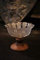 Gammel svensk 
1800 tals skål 
i presset glas 
monteret med 
...