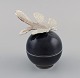 Longwy, Frankrig. Unika lågskål i glaseret keramik. Lågknop i metal formet som 
blad. Sent 1900-tallet.
