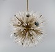 Emil Stejnar for Rupert Nikoll. Imponerende loftlampe i messing og kunstglas 
formet som krystaller og blomster. Midt 1900-tallet.
