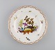 Antik og sjælden Meissen porcelænstallerken med håndmalede fugle, insekter og 
gulddekoration. 1800-tallet.
