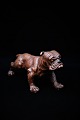 K&Co. præsenterer: Gammel bulldog i bemalet papmaché / gips med en rigtig fin patina.H:11,5cm. L:22cm.