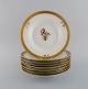 Otte Royal Copenhagen Guldkurv dybe tallerkener i håndmalet porcelæn med 
blomster og gulddekoration. 1960