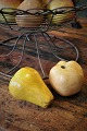 K&Co. præsenterer: Dekorative , gamle svenske keramik sparrebøsser i form af et æble og en pære med en fin ...
