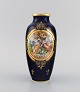 L'Art præsenterer: Antik Wien vase i håndmalet porcelæn. Klassicistiske motiver og gulddekoration på mørkeblå ...