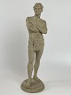 Antik terracotta-figur af stående mand med 
lændeklæde. Figuren er stemplet L. P. Jørgensen 
København, eneret. Cirka 1890'erne.