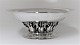 Lundin Antique 
præsenterer: 
Georg 
Jensen. Oval 
sølvskål. Model 
306B. Design 
Georg Jensen. 
Højde 11,5 cm. 
Længde ...
