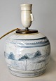 Pegasus – Kunst - Antik - Design præsenterer: Kinesisk blå/hvid bojan, 19. årh. Omgjort til lampe.