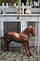 K&Co. præsenterer: Svensk 1800 tals hest i udskåret træ med original brun farve og med en super fin patina...