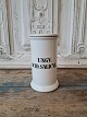 Karstens Antik præsenterer: Royal Copenhagen Apotekerkrukke i hvidt porcelæn med sort skriftProduceret mellem ...
