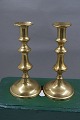 Pair of English brass candlesticks 21cm on round stand from the 19th century.