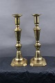 Pair of English brass candlesticks 21cm on squared 

stand from the 19th century.