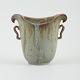 L'Art præsenterer: Arne Bang (1901-1983), Danmark. Vase i glaseret keramik med hanke. Modelnummer 76. Smuk ...