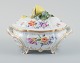 L'Art præsenterer: Nymphenburg, Tyskland, håndmalet lågterrin i porcelæn med polykrome blomster, lågknop i form ...