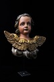 K&Co. præsenterer: Dekorativ , antik 1800 tals engel med vinger i udskåret træ med fin original bemaling og ...