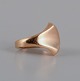 Dansk guldsmed, 18 karat, modernistisk guldring, stemplet med guldsmedens initialer, stemplet 750. Ca. 1960erne