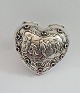 Lundin Antique præsenterer: Sølvbox i form af hjerte (830). Låg med 10 farvede sten. Bredde 7,5 cm