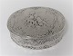Lundin Antique præsenterer: Tysk oval sølvæske (800). Længde 8,5 cm. Højde 3 cm. Lettere slidtage med ...