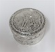 Lundin Antique præsenterer: Tysk rund sølv pillebox (800). Diameter 5 cm. Højde 5 cm. Lettere slidtage.