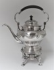 Lundin Antique 
præsenterer: 
A. 
Steffensen, 
København. Sølv 
svingtekande 
(830). Højde 36 
cm. Produceret 
1918