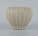 Arne Bang, keramikvase i rillet design med sandfarvet glasur.
Model nr. 3
1940/50’erne.