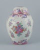 Samson, Frankrig, stor lågbojan i porcelæn i orientalsk stil.Håndmalet med blomstermotiver i mange farver.