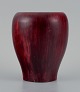 Maxime Fillon (1920-2003), fransk keramiker, unika keramikvase med glasur i røde 
nuancer.