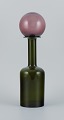 L'Art præsenterer: Otto Brauer for Holmegaard. Vase/flaske i grøn mundblæst kunstglas med lilla kugle.