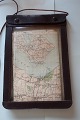 An old item to keep hold of the map at the 
handlebars of the bicycle
Is to protect the map
Made of leather
L: About 26cm