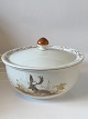 Låg Skål/Terrin Jagtstellet Mads stage
Højde 16,5 cm med låg
Diameter 23 cm
SOLGT