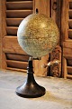 K&Co. præsenterer: Dekorativ , 1800 tals mini globus fra Paris med en rigtig fin patina...