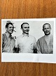 NASA: Lille, originalt sort/hvidt foto, af de tre 
Apollo 11-astronauter Neil Armstrong, Mike Collins 
og Edwin Aldrin, gelatin silver, juli 1969 med 
Apollo V-raketten i baggrunden