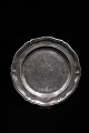 K&Co. præsenterer: Dekorativt antikt 1700 tals tin fad med bølget kant og en rigtig fin patina.